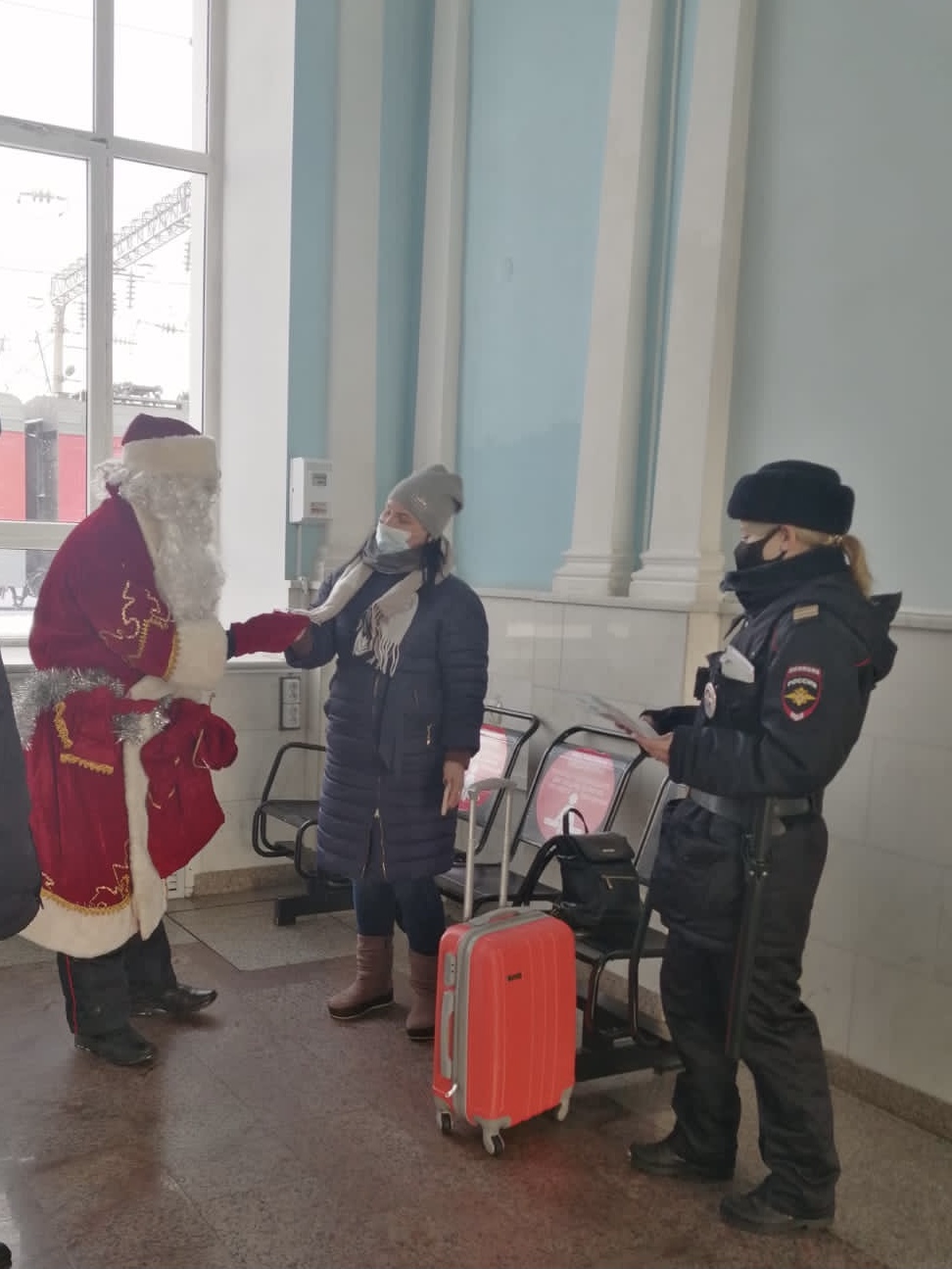 Всероссийская акция «Полицейский Дед Мороз» прошла в Грязях | 22.12.2021 |  Грязи - БезФормата